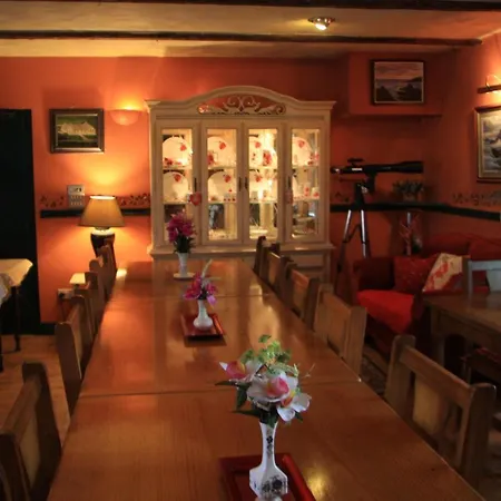 The Old School House بيت ضيافة